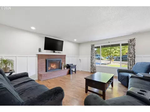 Living - 609 E Sunset Ct, Newberg, OR 97132 photo 1 of 5
