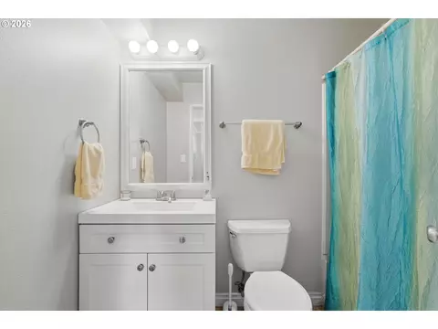 Bath - 609 E Sunset Ct, Newberg, OR 97132 photo 2 of 2