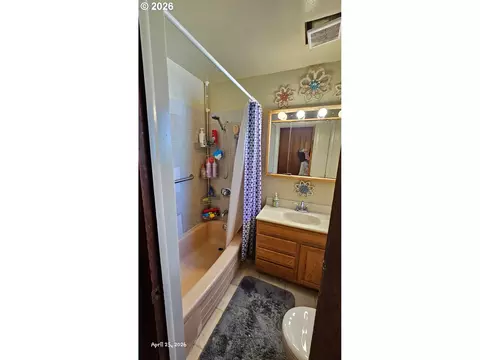 Bath - 488 Walnut Ln, Eugene, OR 97401 photo 2 of 2