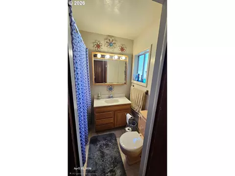 Bath - 488 Walnut Ln, Eugene, OR 97401 photo 1 of 2