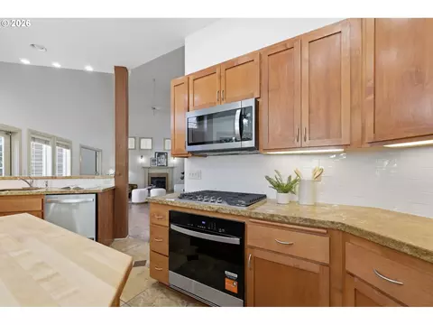 Kitchen - 441 Covey Ln, Eugene, OR 97401 photo 3 of 5