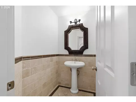 Bath - 441 Covey Ln, Eugene, OR 97401 photo 1 of 6