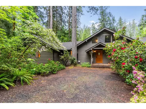 55494 Mckenzie River Dr, Blue River, OR 97413