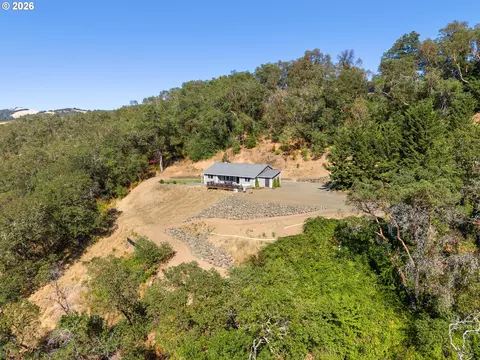 560 Hagle Ln, Roseburg, OR 97470