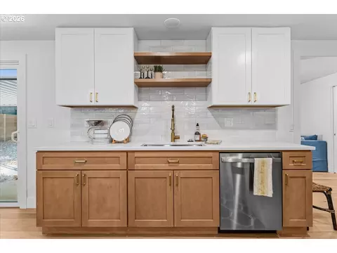 Kitchen - 17055 SE Webster Rd, Gladstone, OR 97027 photo 5 of 7