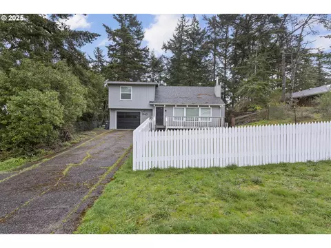 1945 Oak St, North Bend, OR 97459