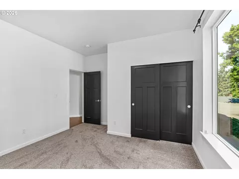 Bedroom - 2187 E Madison Ave, Cottage Grove, OR 97424 photo 6 of 8