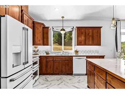 Kitchen - 2187 E Madison Ave, Cottage Grove, OR 97424 photo 6 of 8