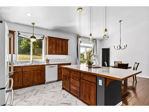 Kitchen - 2187 E Madison Ave, Cottage Grove, OR 97424 photo 8 of 8