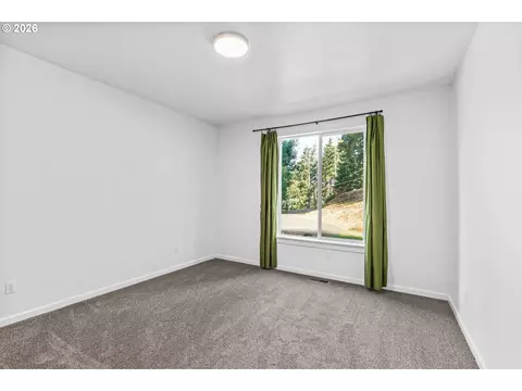 Bedroom - 2187 E Madison Ave, Cottage Grove, OR 97424 photo 7 of 8