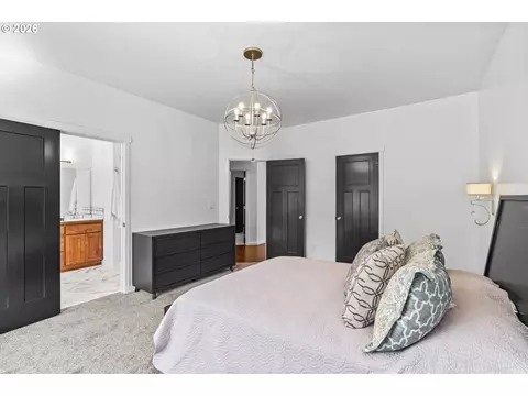 Bedroom - 2187 E Madison Ave, Cottage Grove, OR 97424 photo 3 of 8