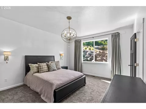 Bedroom - 2187 E Madison Ave, Cottage Grove, OR 97424 photo 1 of 8