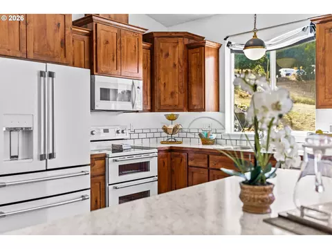 Kitchen - 2187 E Madison Ave, Cottage Grove, OR 97424 photo 7 of 8