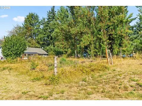 Exterior - 2187 E Madison Ave, Cottage Grove, OR 97424 photo 7 of 9