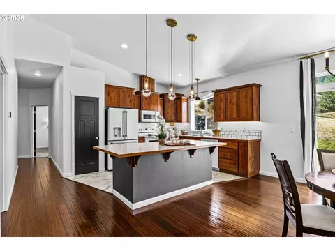 Kitchen - 2187 E Madison Ave, Cottage Grove, OR 97424 photo 5 of 8