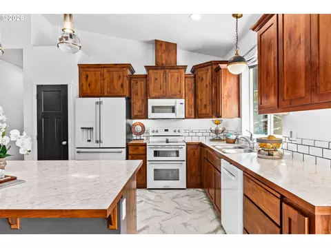 Kitchen - 2187 E Madison Ave, Cottage Grove, OR 97424 photo 2 of 8
