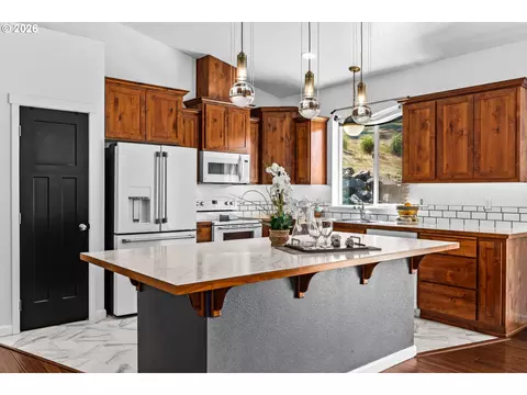 Kitchen - 2187 E Madison Ave, Cottage Grove, OR 97424 photo 3 of 8