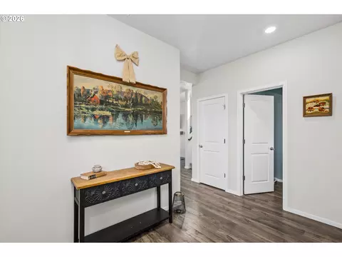 Entry Way - 2906 V St, Springfield, OR 97477 photo 2 of 3
