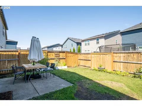 Exterior - 2906 V St, Springfield, OR 97477 photo 5 of 9