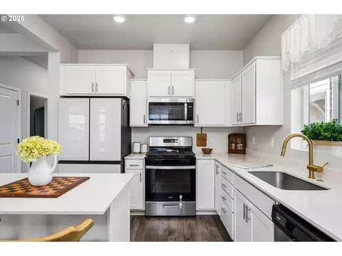 Kitchen - 2906 V St, Springfield, OR 97477 photo 3 of 3