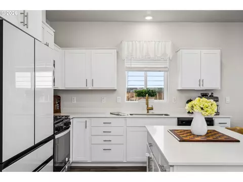 Kitchen - 2906 V St, Springfield, OR 97477 photo 1 of 3