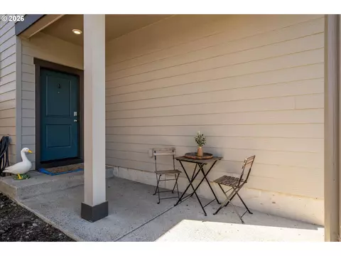 Exterior - 2906 V St, Springfield, OR 97477 photo 3 of 9