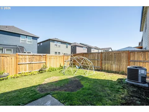Exterior - 2906 V St, Springfield, OR 97477 photo 4 of 9