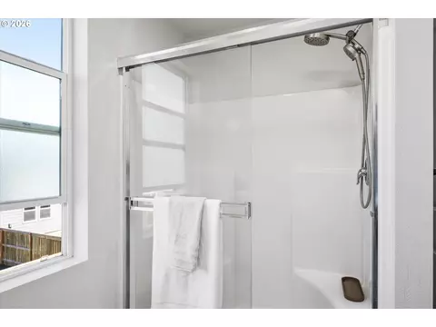 Bath - 2906 V St, Springfield, OR 97477 photo 3 of 4