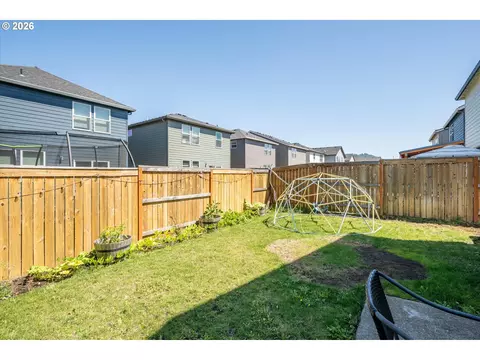 Exterior - 2906 V St, Springfield, OR 97477 photo 7 of 9