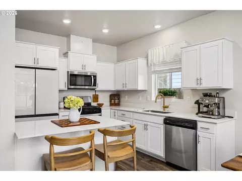 Kitchen - 2906 V St, Springfield, OR 97477 photo 2 of 3