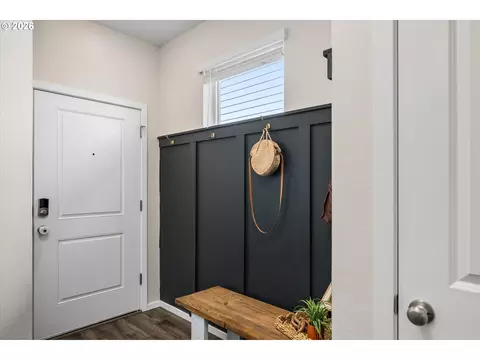 Entry Way - 2906 V St, Springfield, OR 97477 photo 1 of 3