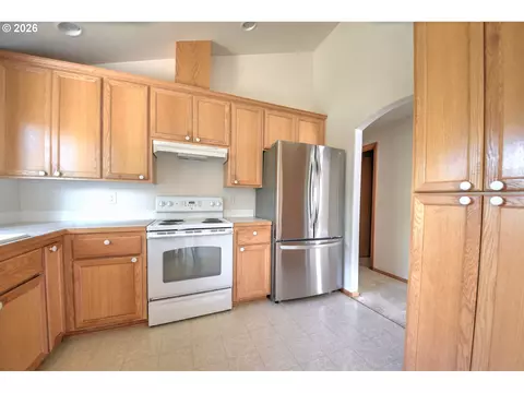 Kitchen - 2956 Dahlia Ln, Eugene, OR 97404 photo 3 of 3