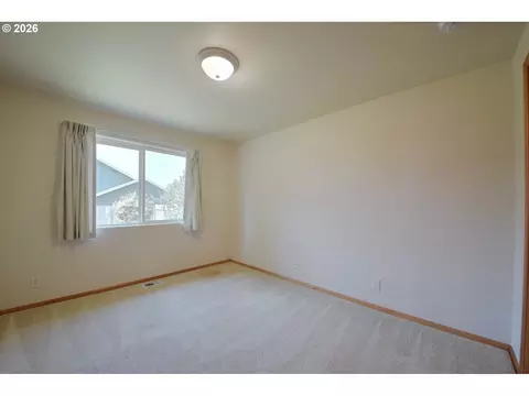 Bedroom - 2956 Dahlia Ln, Eugene, OR 97404 photo 5 of 6