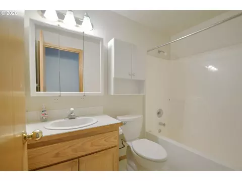 Bath - 2956 Dahlia Ln, Eugene, OR 97404 photo 2 of 2