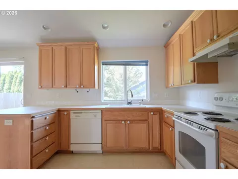 Kitchen - 2956 Dahlia Ln, Eugene, OR 97404 photo 2 of 3