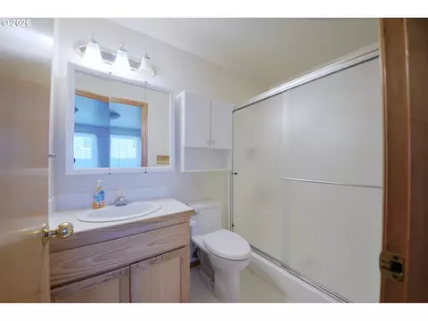 Bath - 2956 Dahlia Ln, Eugene, OR 97404 photo 1 of 2