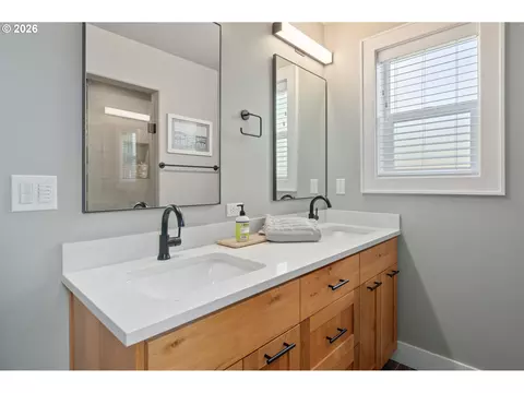 Bath - 3297 Korbel St, Eugene, OR 97404 photo 2 of 4
