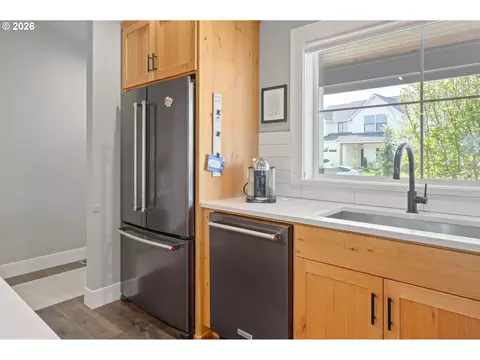 Kitchen - 3297 Korbel St, Eugene, OR 97404 photo 7 of 8