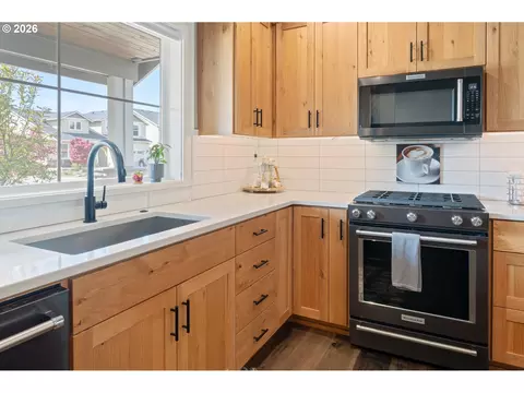 Kitchen - 3297 Korbel St, Eugene, OR 97404 photo 6 of 8