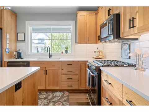 Kitchen - 3297 Korbel St, Eugene, OR 97404 photo 4 of 8