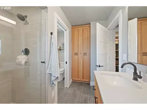 Bath - 3297 Korbel St, Eugene, OR 97404 photo 3 of 4