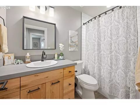 Bath - 3297 Korbel St, Eugene, OR 97404 photo 4 of 4