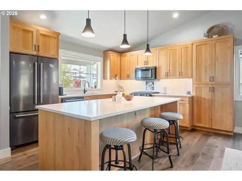 Kitchen - 3297 Korbel St, Eugene, OR 97404 photo 2 of 8