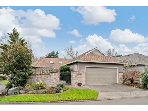 32335 SW Lake Dr, Wilsonville, OR 97070