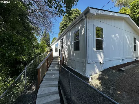 140 SE 2nd St, Toledo, OR 97391