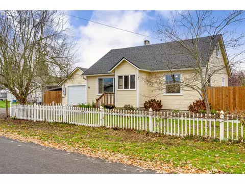 145 N 2nd St, Creswell, OR 97426