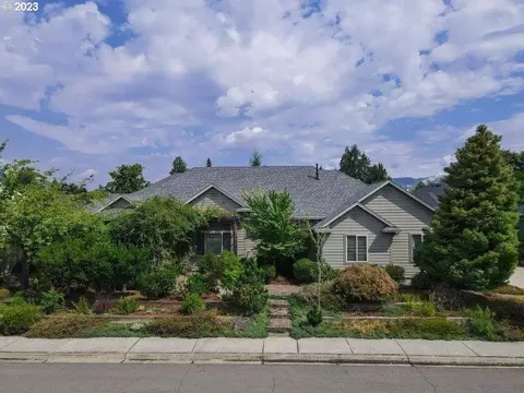 955 NW Southwater Dr, Roseburg, OR 97471