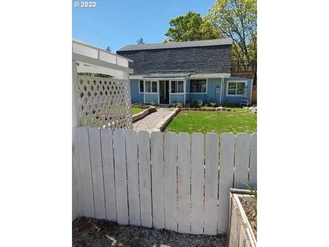920 Azalea Dr, Grants Pass, OR 97526