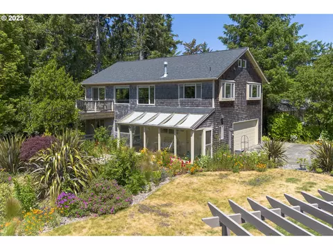 1068 Summit Ave, Gearhart, OR 97138