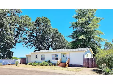 700 N Mill St #29, Creswell, OR 97426